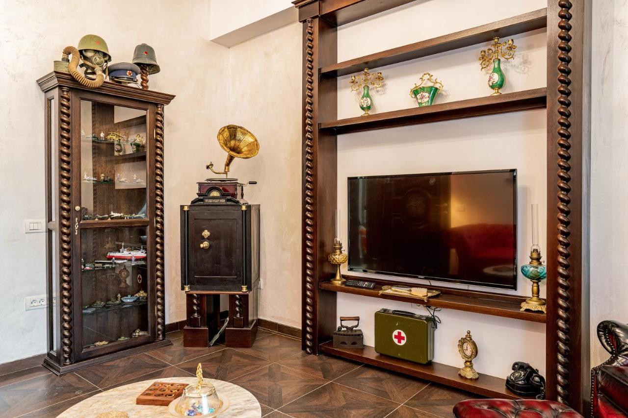 Private Museum Apartment With Antique Decor Bukarest Eksteriør billede