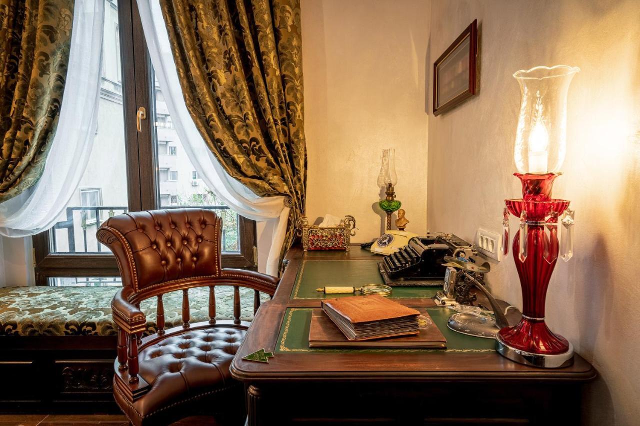Private Museum Apartment With Antique Decor Bukarest Eksteriør billede