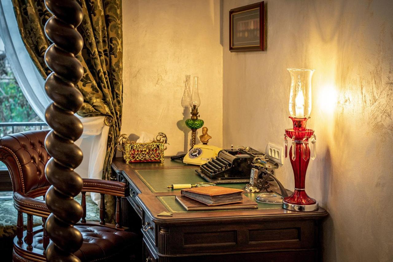 Private Museum Apartment With Antique Decor Bukarest Eksteriør billede