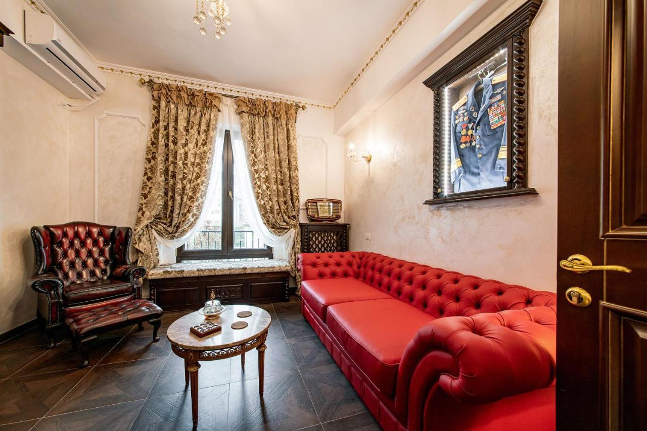 Private Museum Apartment With Antique Decor Bukarest Eksteriør billede