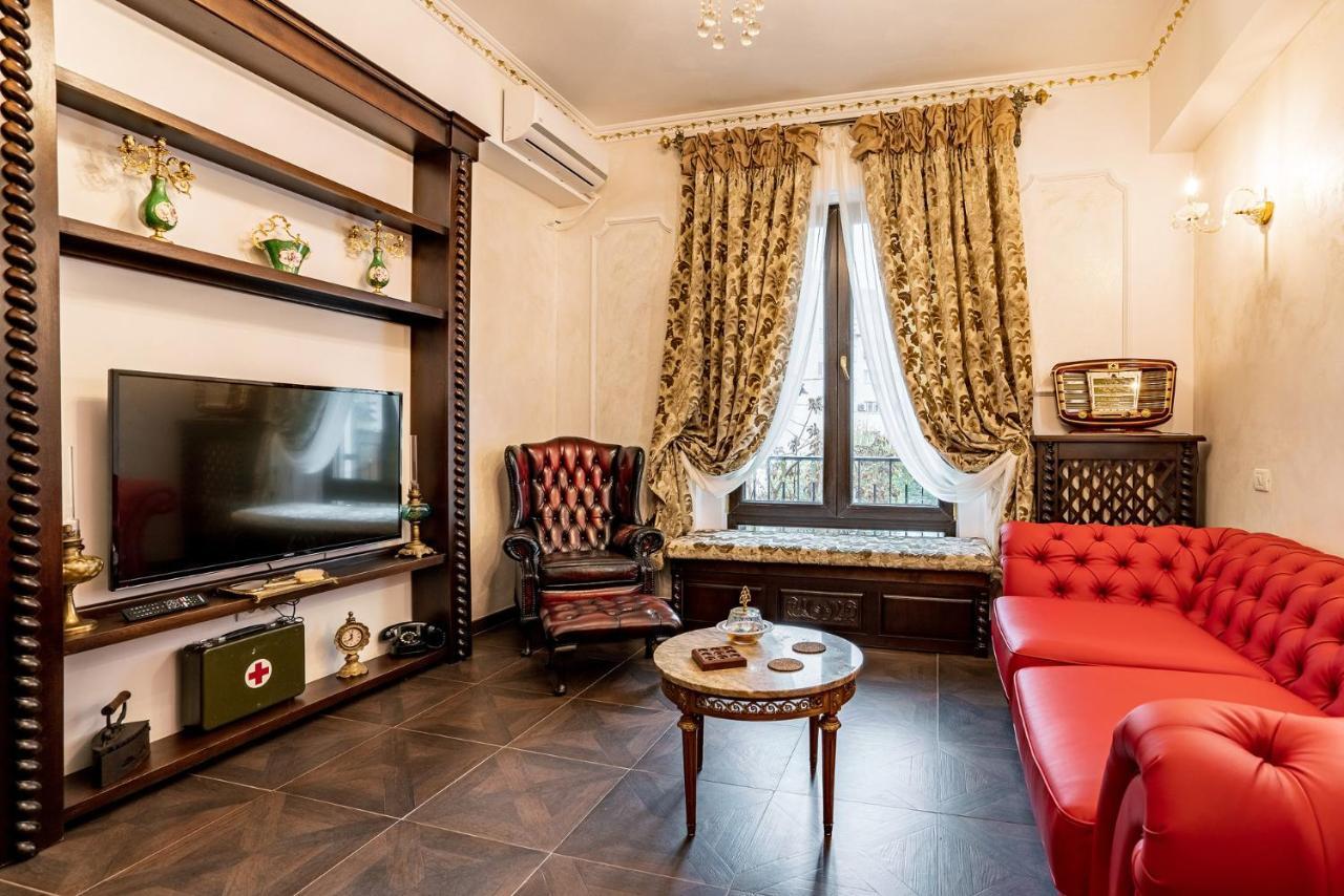Private Museum Apartment With Antique Decor Bukarest Eksteriør billede