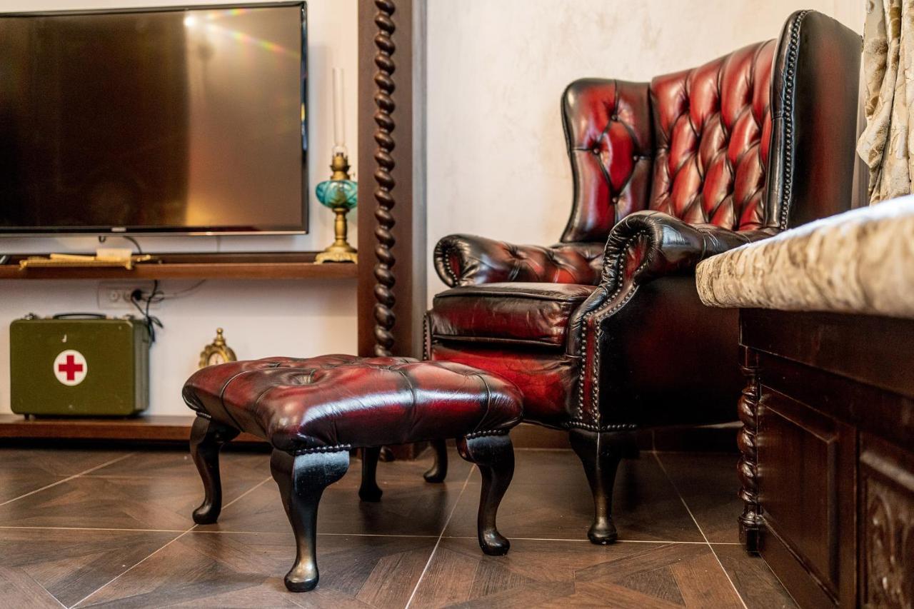 Private Museum Apartment With Antique Decor Bukarest Eksteriør billede