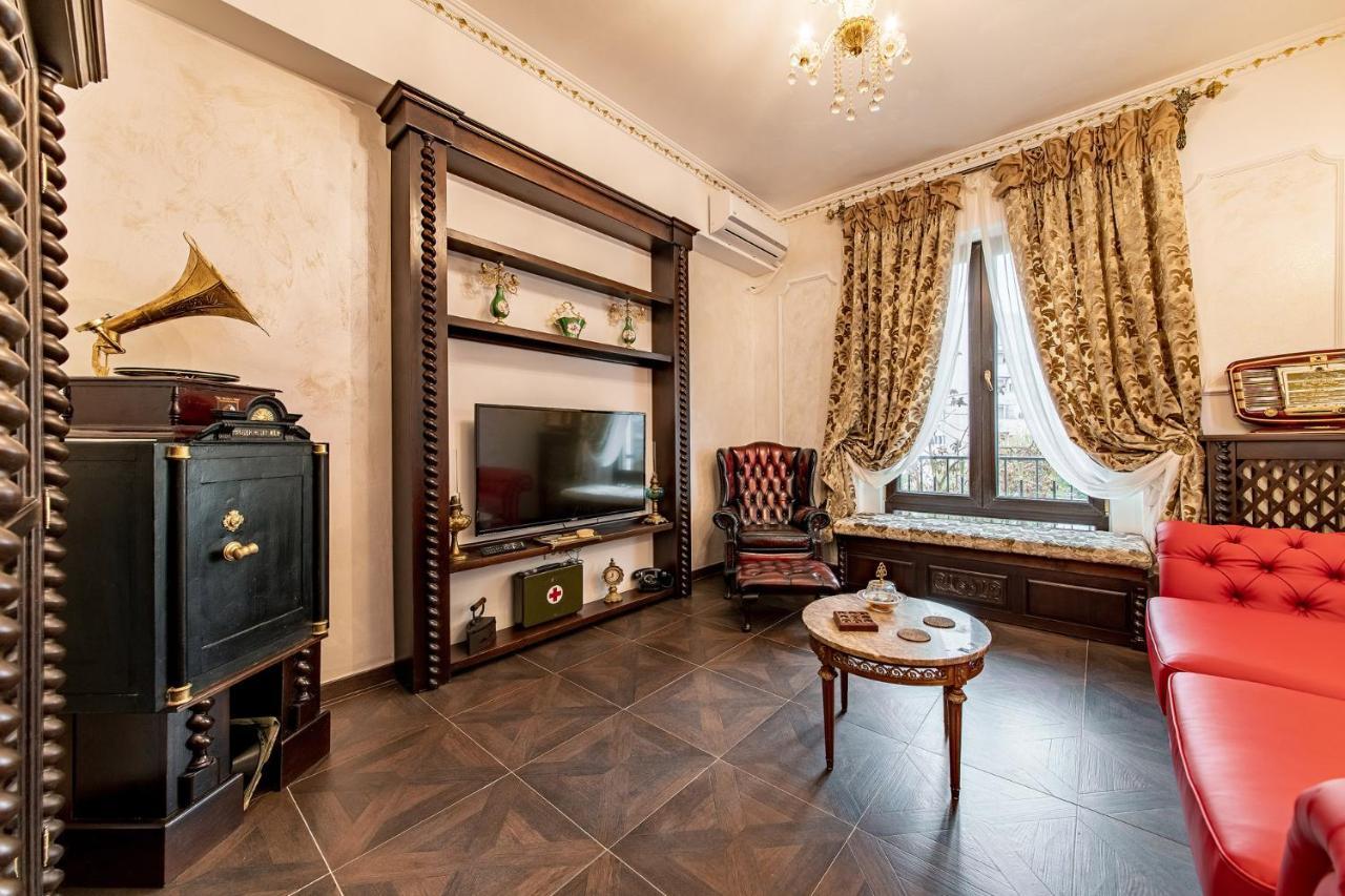 Private Museum Apartment With Antique Decor Bukarest Eksteriør billede