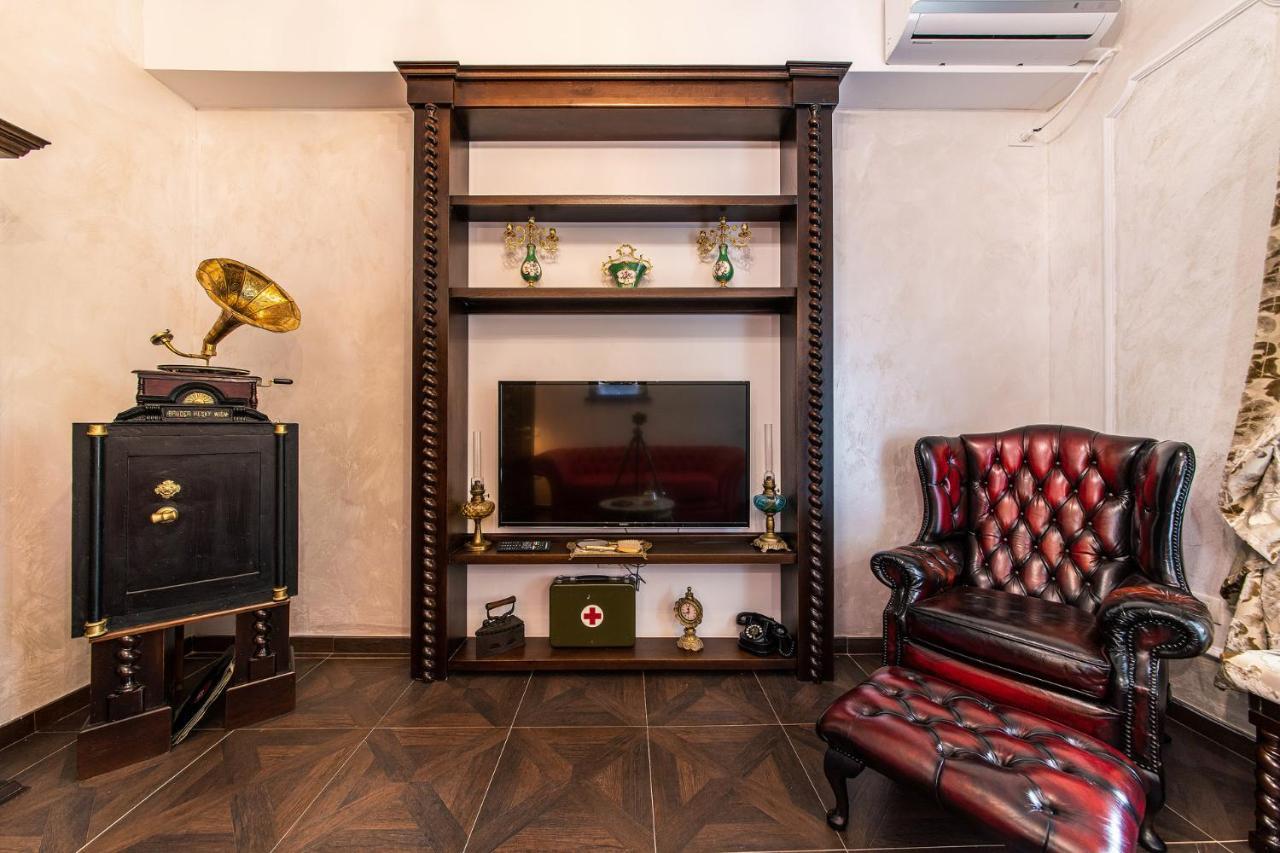 Private Museum Apartment With Antique Decor Bukarest Eksteriør billede