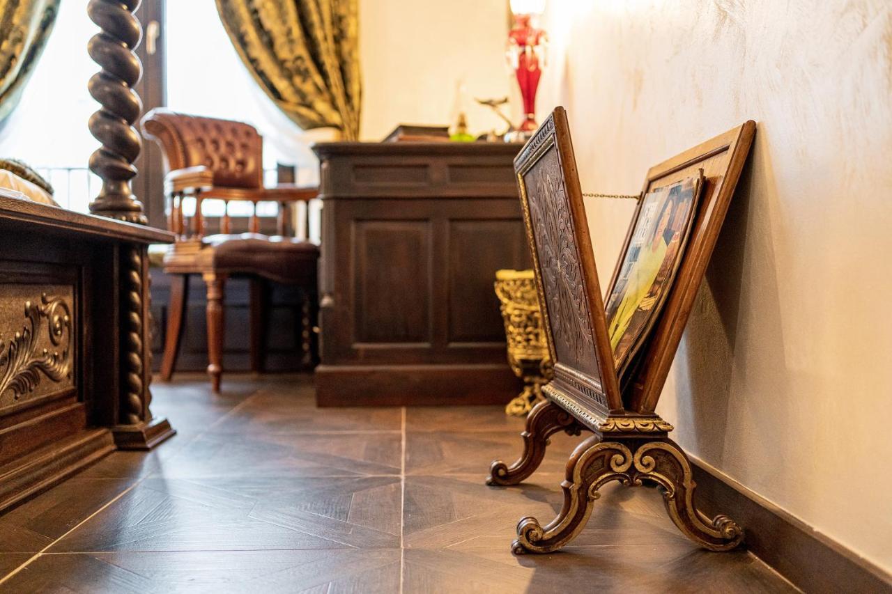 Private Museum Apartment With Antique Decor Bukarest Eksteriør billede