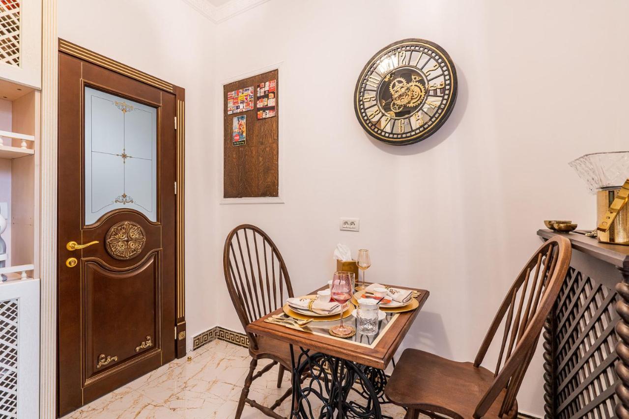 Private Museum Apartment With Antique Decor Bukarest Eksteriør billede