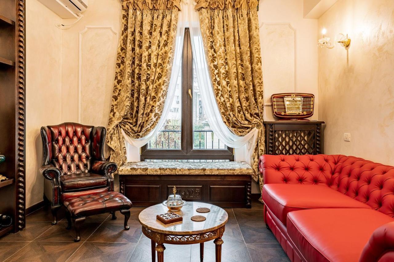 Private Museum Apartment With Antique Decor Bukarest Eksteriør billede