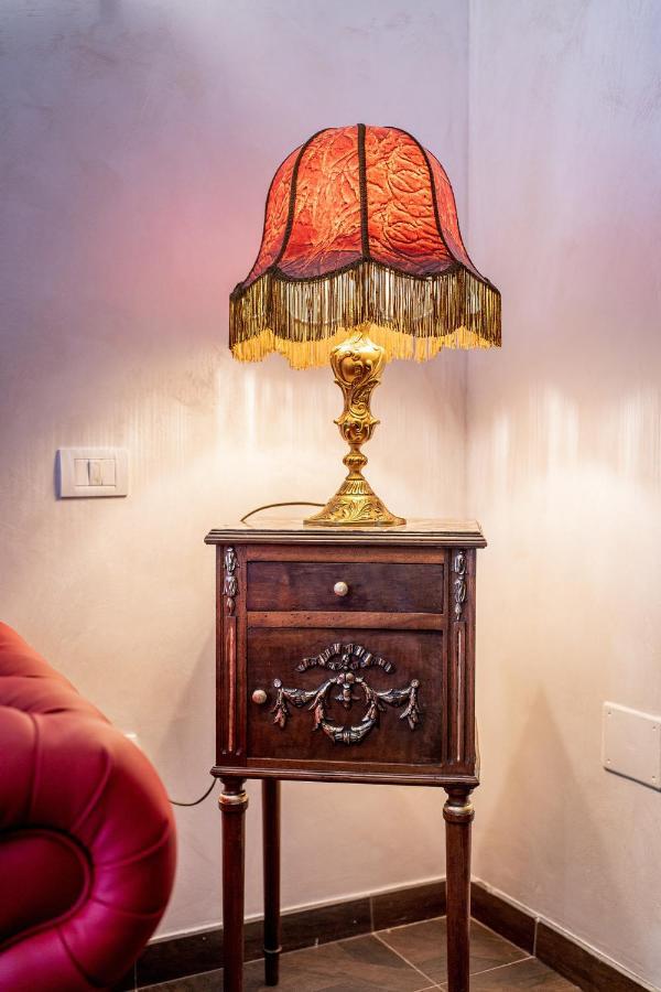 Private Museum Apartment With Antique Decor Bukarest Eksteriør billede